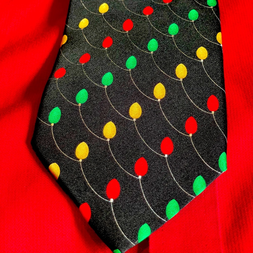 Holiday tie strings of lights